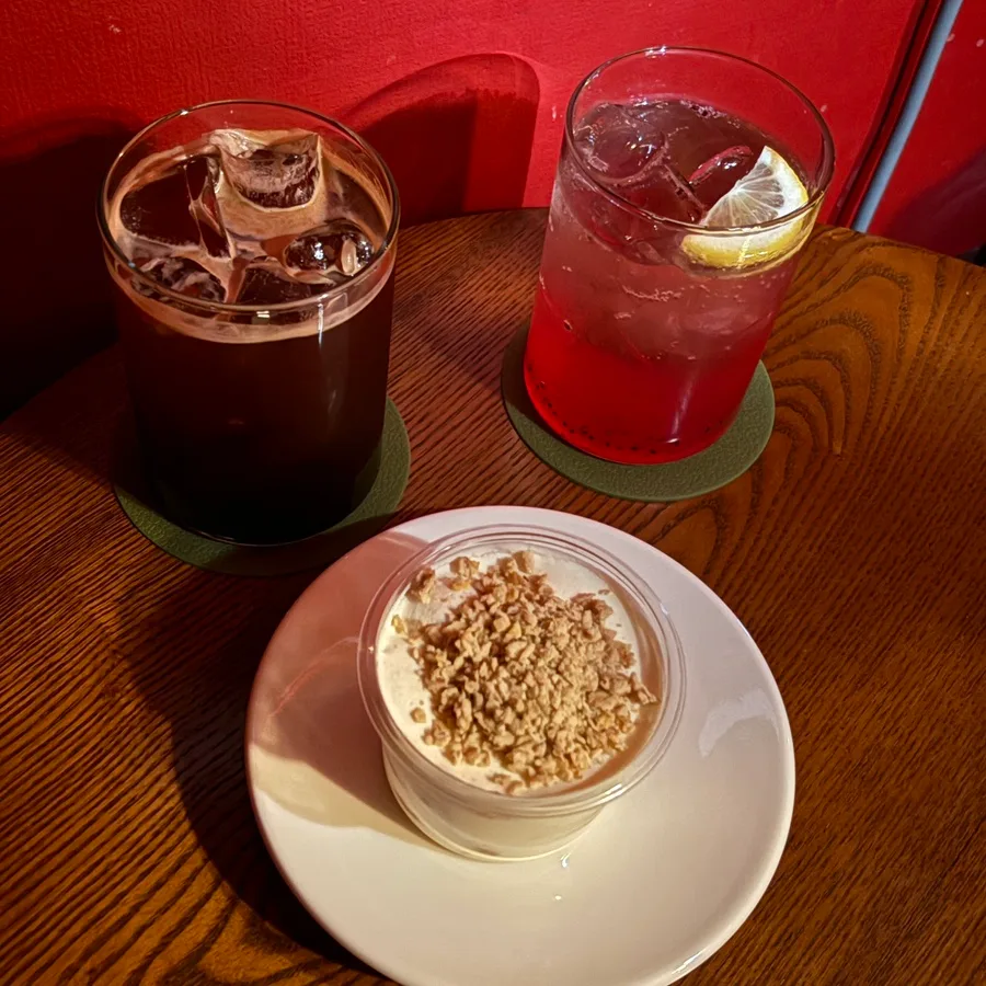 カフェ・モンジュン — ドリンク2杯とデザート