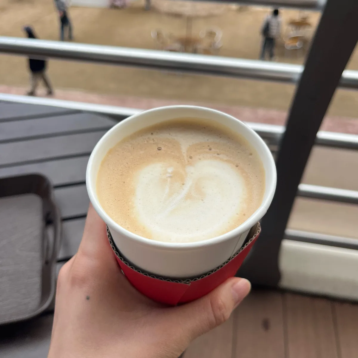 紙カップに入った温かいラテ