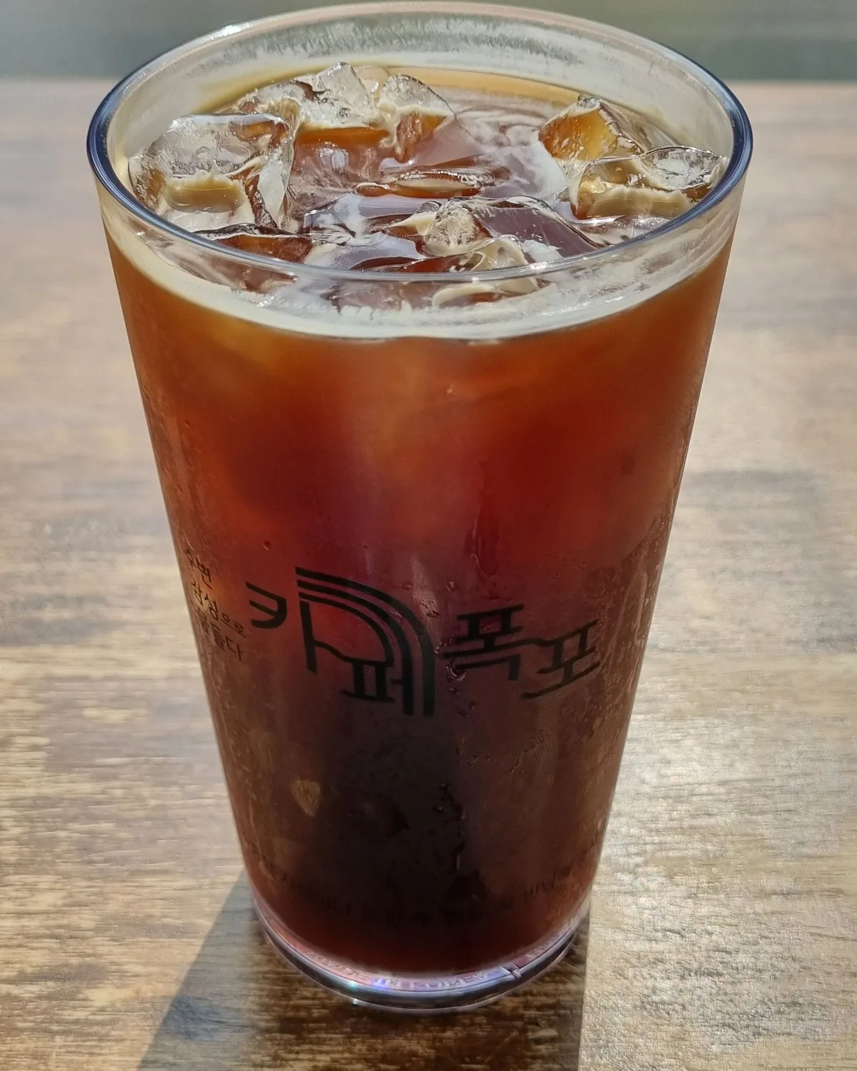 カフェ・ポクポ — 氷を浮かべたアメリカーノ