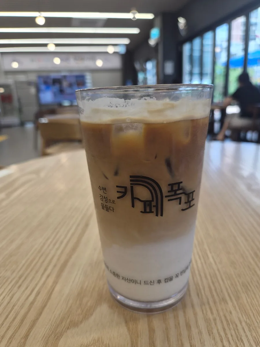 カフェ・ポクポ — ミルクとコーヒーが重なるラテ