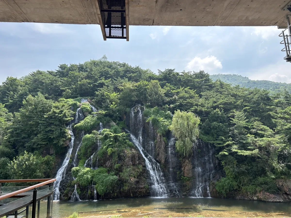 高架の下から眺める弘済滝