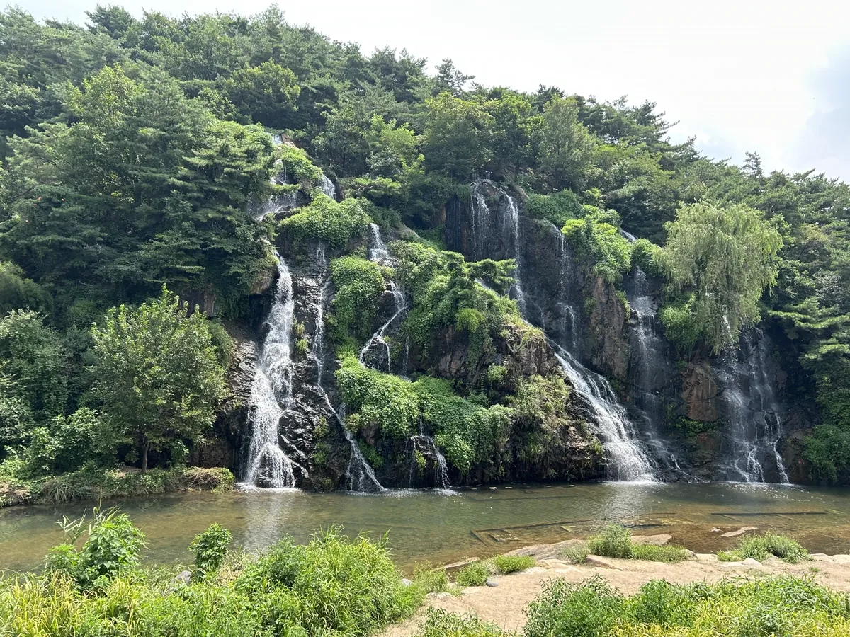 川の向こうに流れ落ちる弘済滝