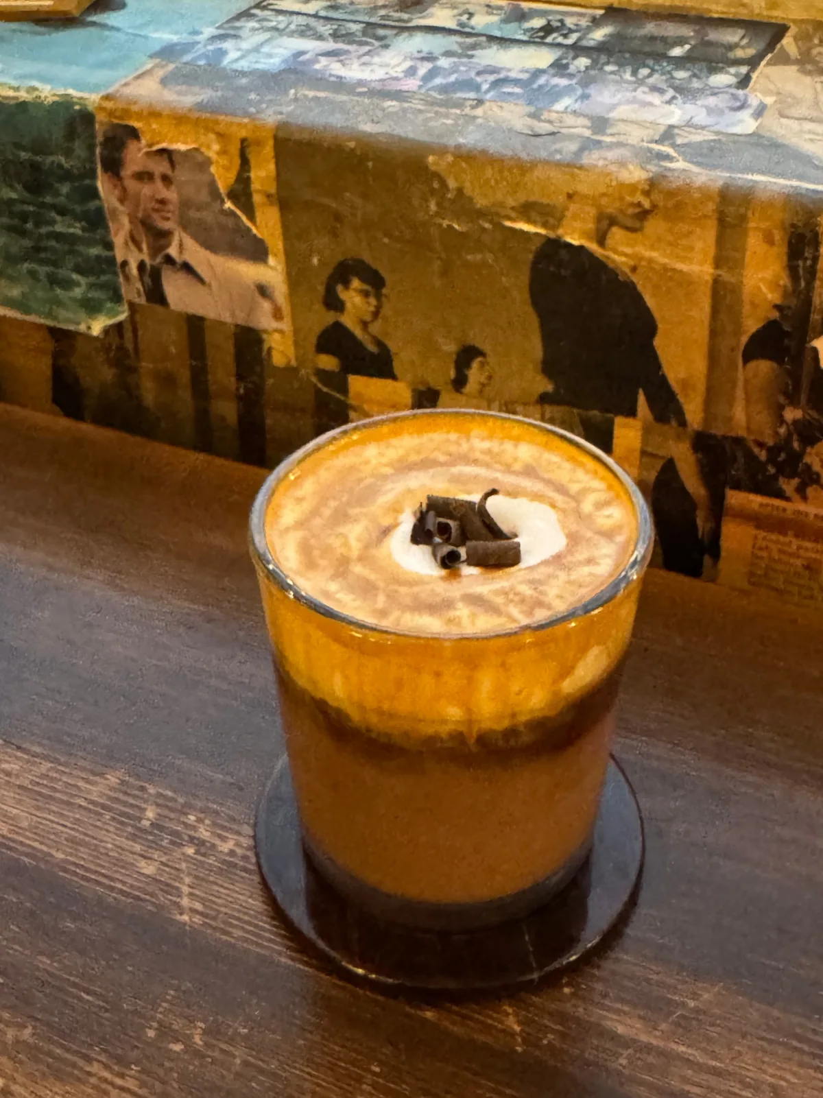 カフェタジャギ — クリームとチョコをのせたチョコタジャギ