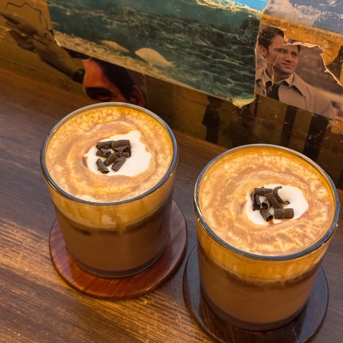 チョコとクリームをのせた二杯