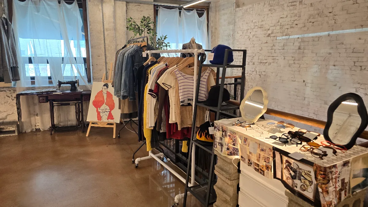 服と眼鏡、ミシンが並ぶ空間