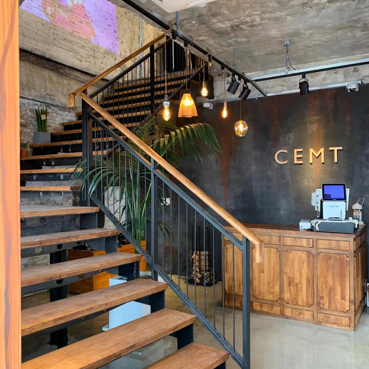 CEMT — 木の階段と電球が灯るカウンター