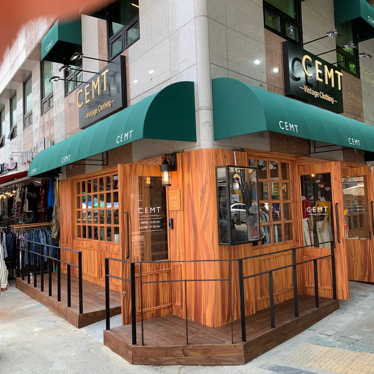 CEMT — 緑のひさしと木目の店構え