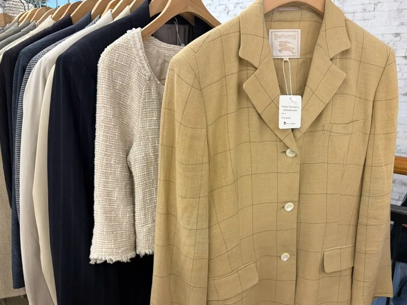 CEMT — チェック柄のベージュのジャケット