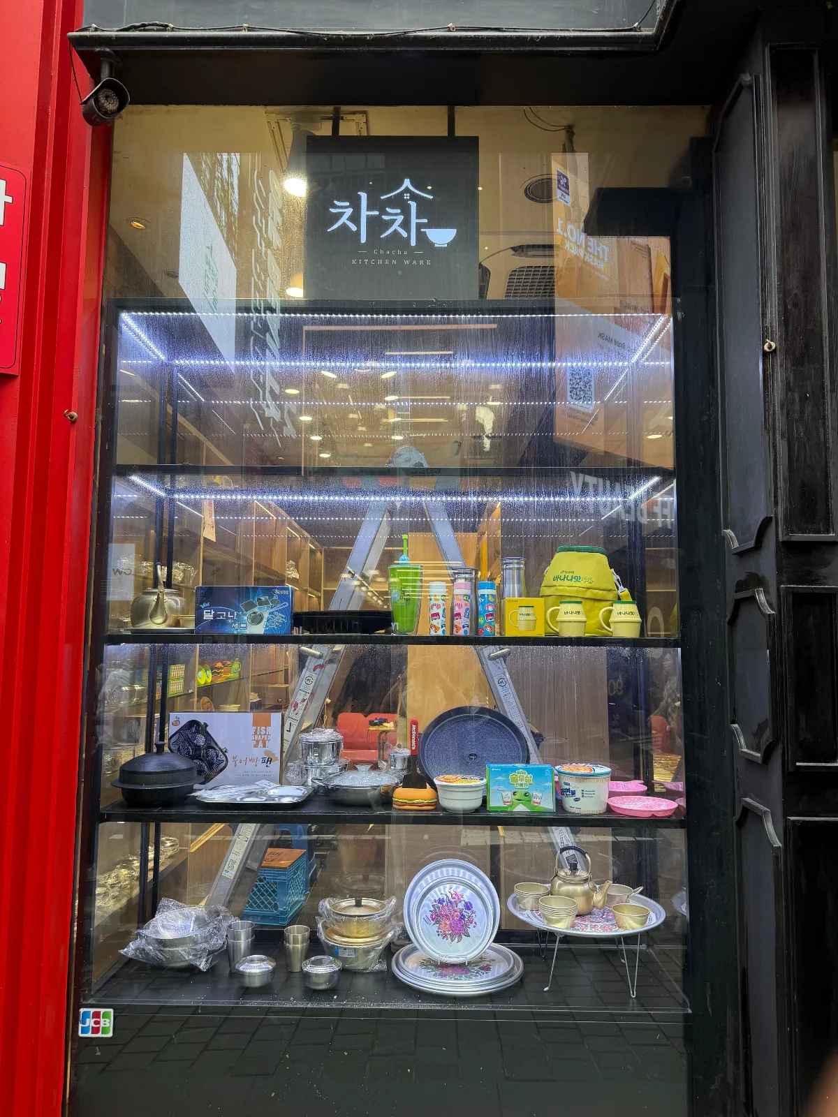 chacha 明洞店 — 食器や雑貨が並ぶ店頭のショーウィンドウ