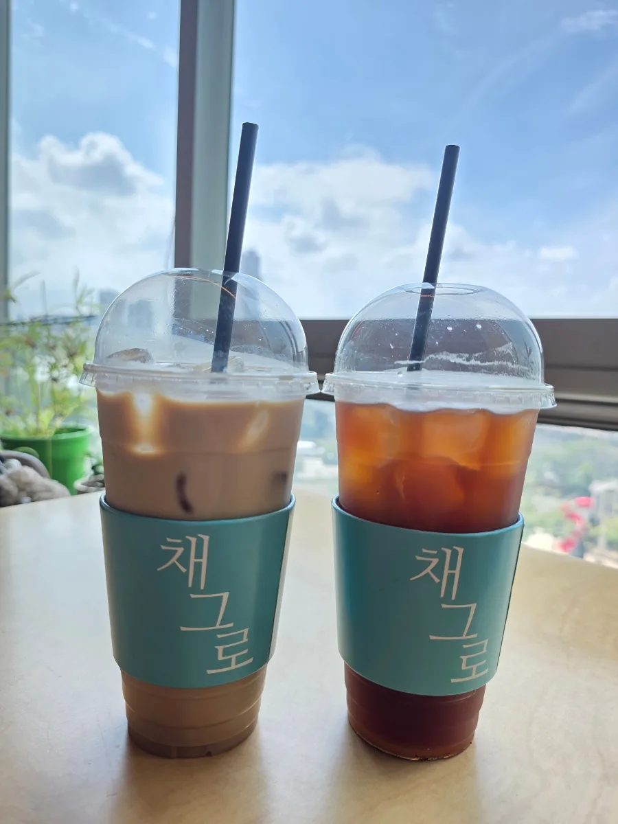 チェグロ — 窓辺に並ぶ二杯のアイスドリンク