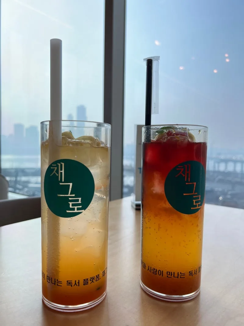 窓辺に並ぶ二色のエード