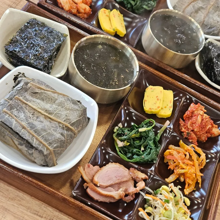 蓮の葉包みと彩り豊かなおかず