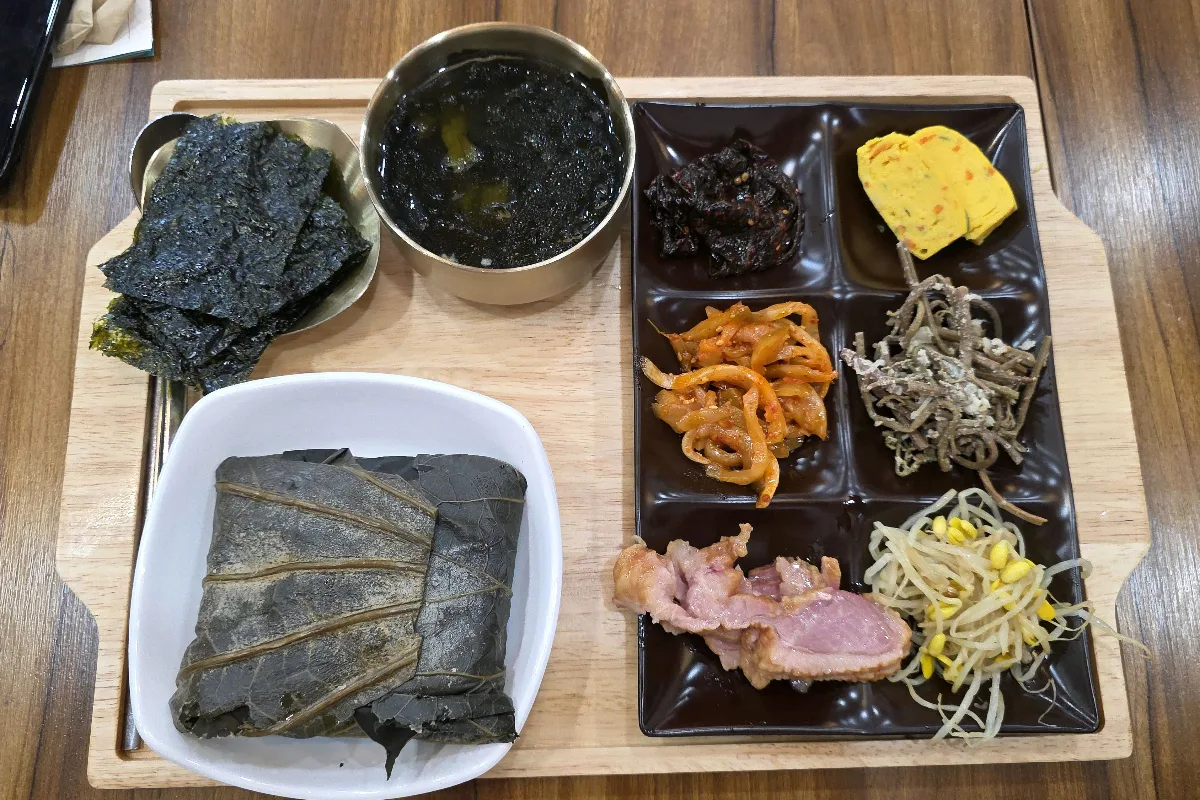 チャムダジョン — 蓮の葉包みとおかずの定食