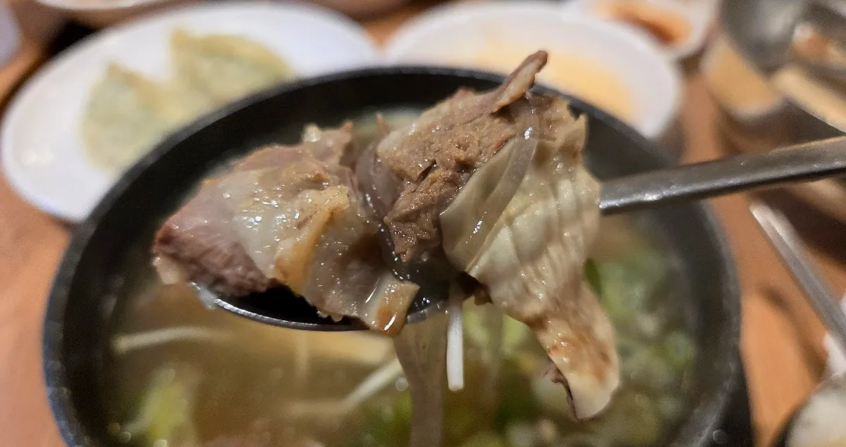 スプーンにのせた牛カルビ