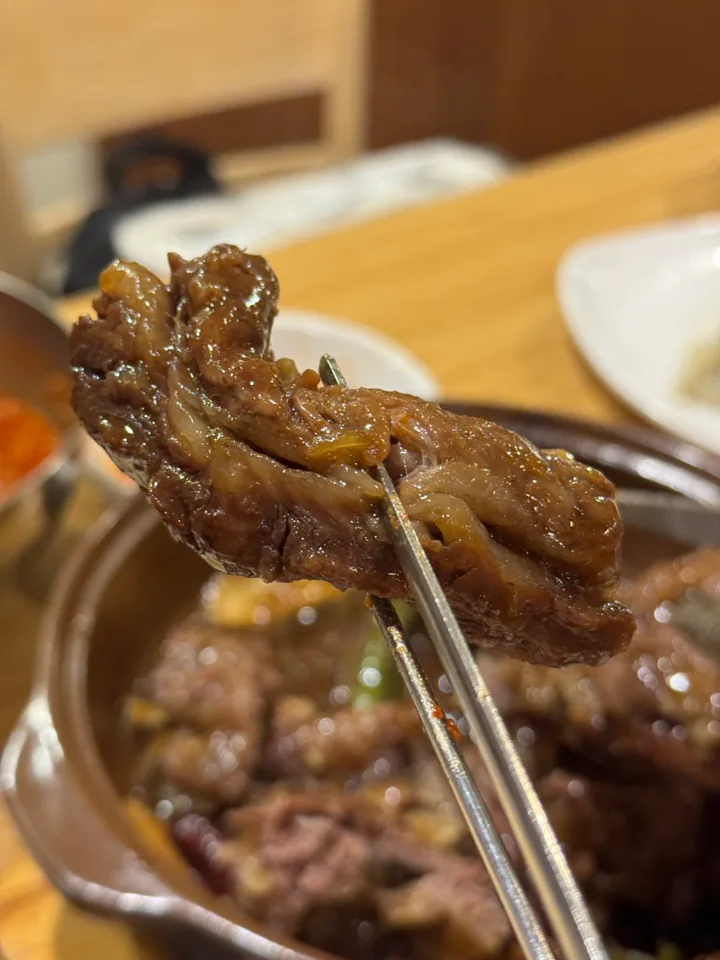 チョンガオク — 箸で持ち上げたカルビチムの肉