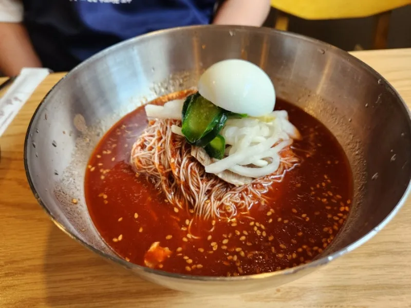 赤いたれに卵をのせた冷麺
