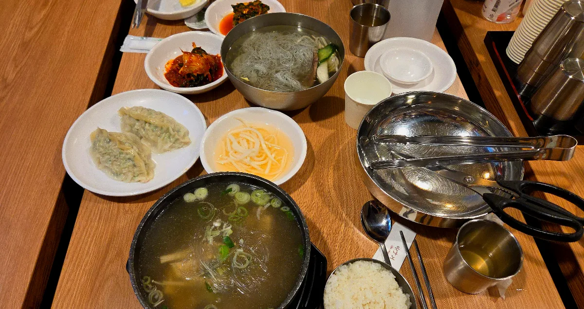 チョンガオク — 冷麺とカルビタンが並ぶ食卓
