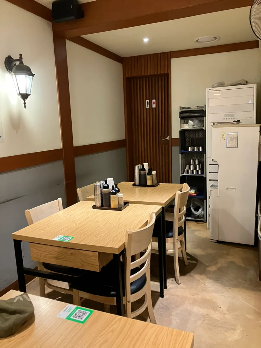 木のテーブルと椅子が並ぶ店内