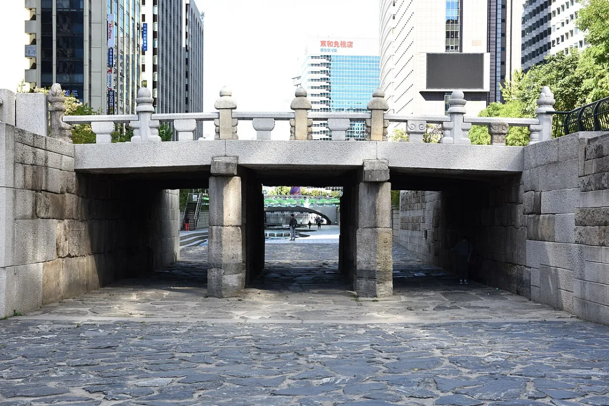 石造りの広通橋の橋脚