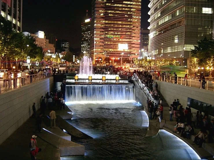 清渓広場の滝を照らす夜の明かり。ランタン展示の写真ではありません