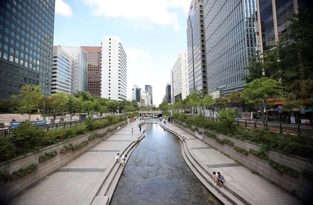 ビル街のあいだを流れる昼の清渓川