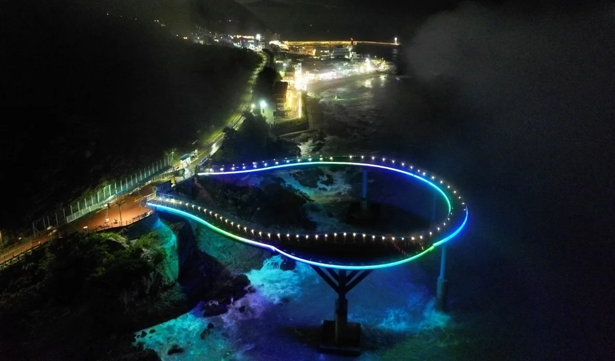 青沙浦タリットル展望台 — 青く光る海上展望台の夜景