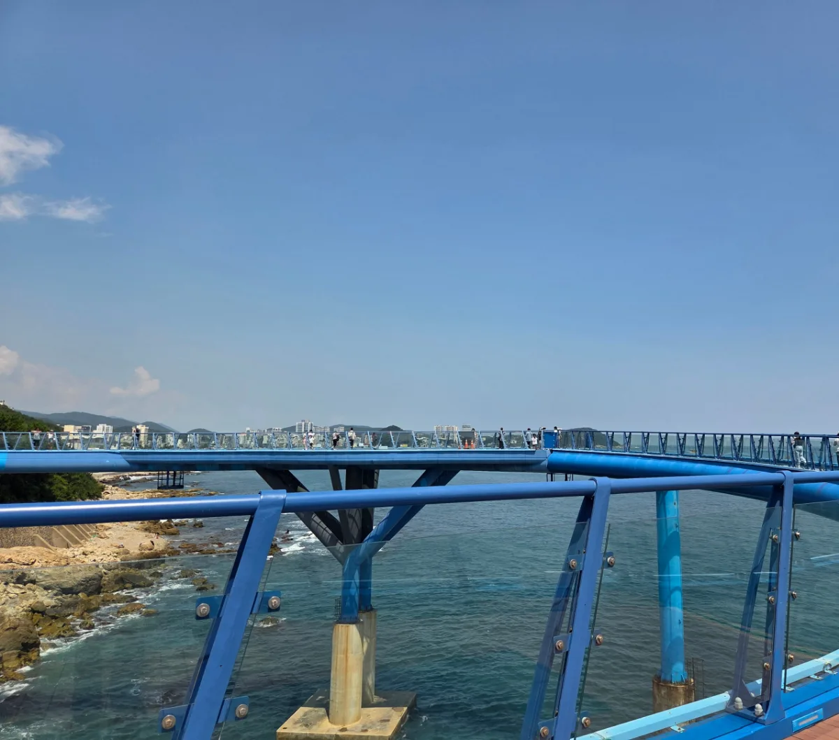 海上を曲がりながら続く通路