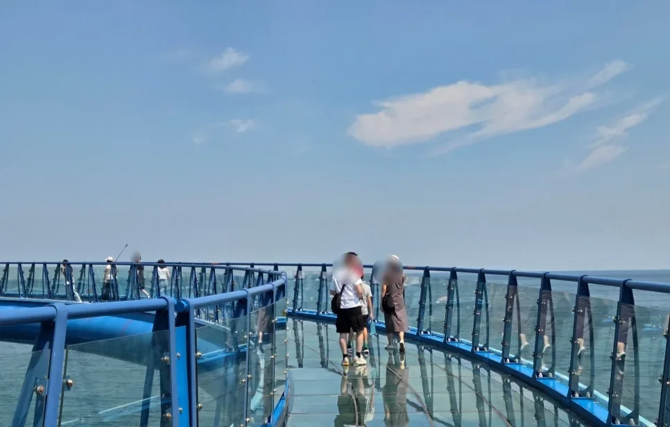 青沙浦タリットル展望台 — ガラス床が続く海上の通路