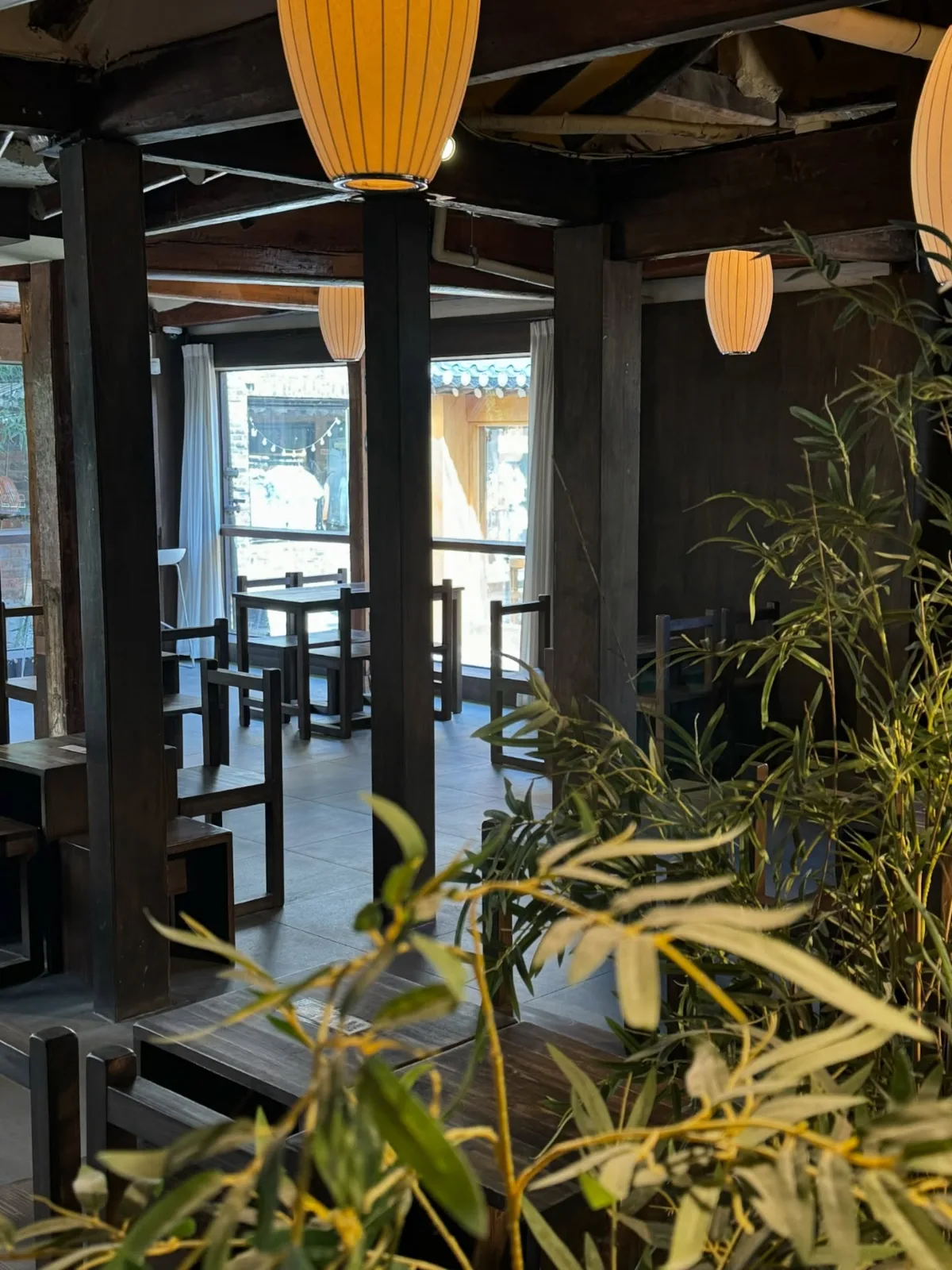 竹と提灯に囲まれた客席
