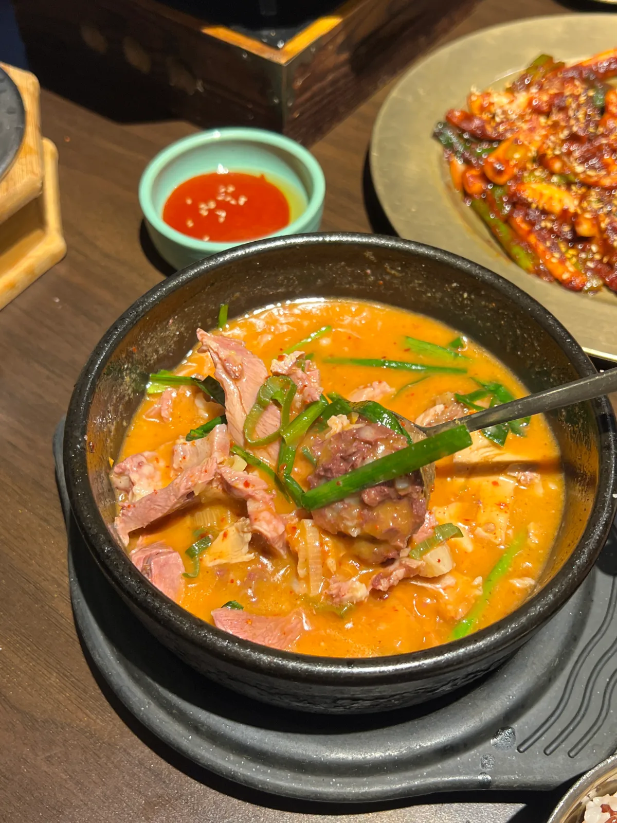 肉とニラが入った熱いスープ