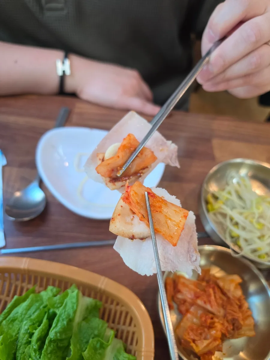 豚肉にキムチを添えた一口