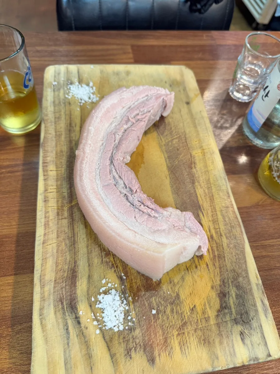 まな板にのった豚肉の塊