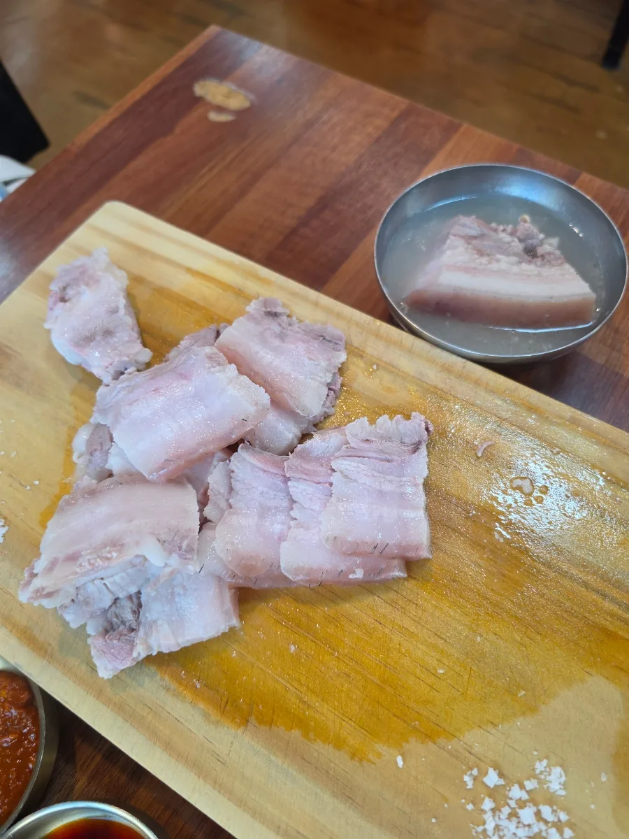 チョンジッコル食堂 — まな板の豚肉と汁椀