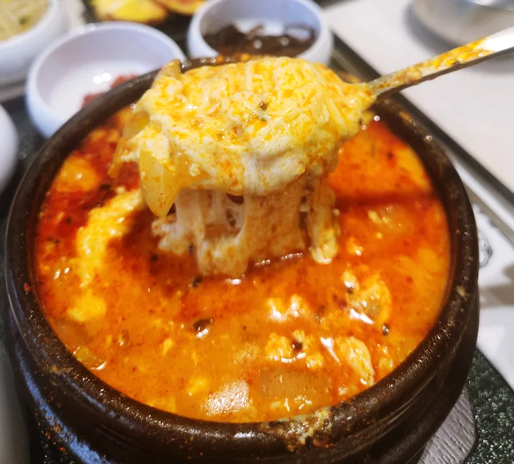 チーズスンドゥブチゲ