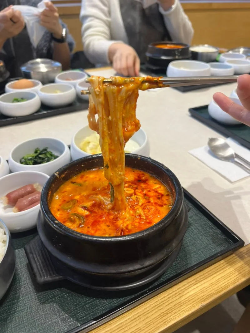 赤いスープから持ち上げた麺