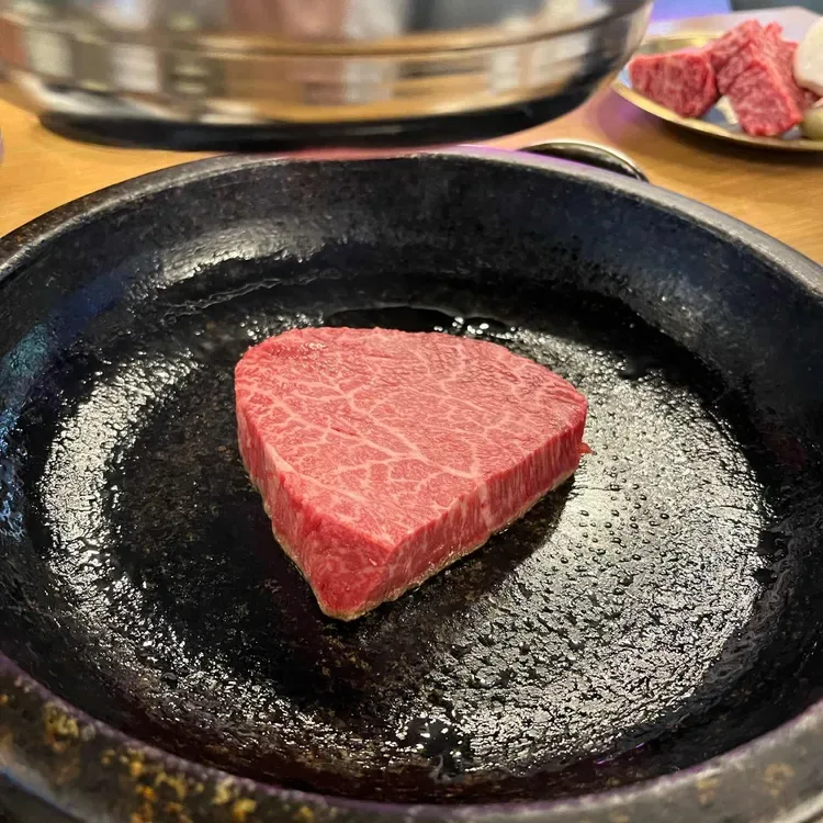 石板にのせた厚切りの韓牛ヒレ