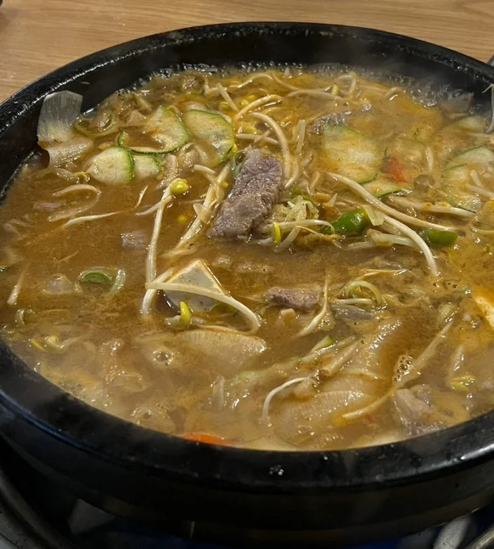 チコリ・セングイ 束草店 — 牛肉と豆腐が入ったチゲ