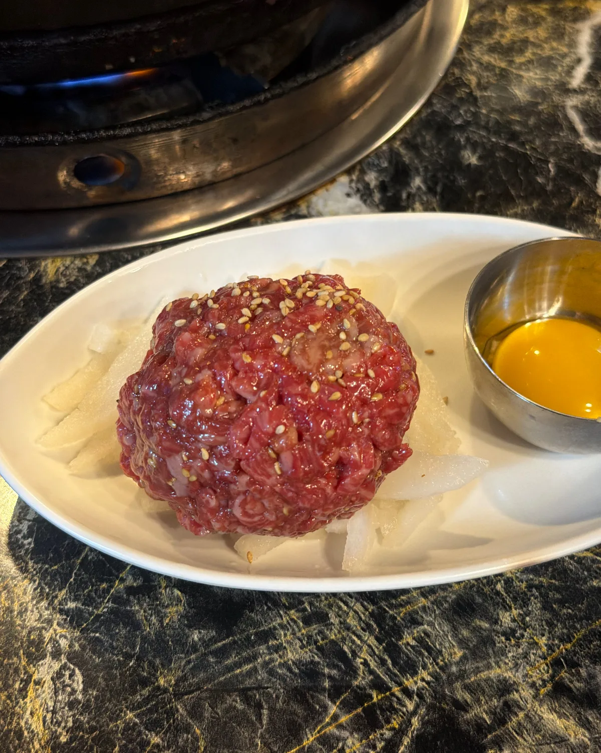 チコリ・セングイ 束草店 — 卵黄を添えた韓牛ユッケ