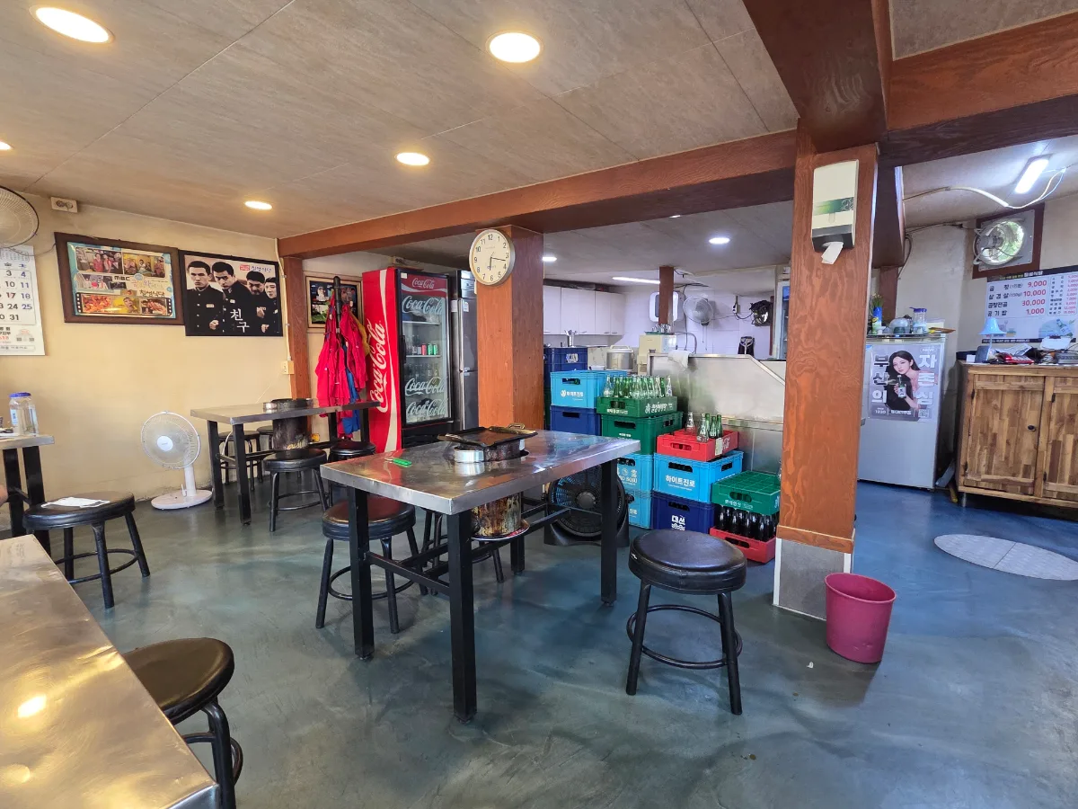 七星食堂 本店 — 鉄板を囲む店内の席