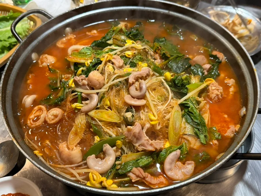 七星食堂 本店 — ホルモンと野菜の赤い鍋