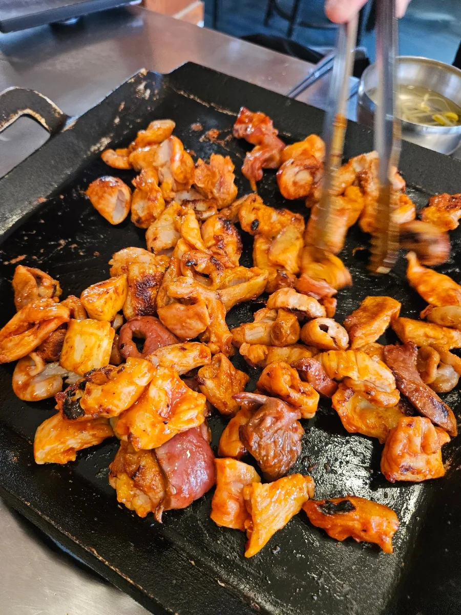 鉄板で焼く豚ホルモン