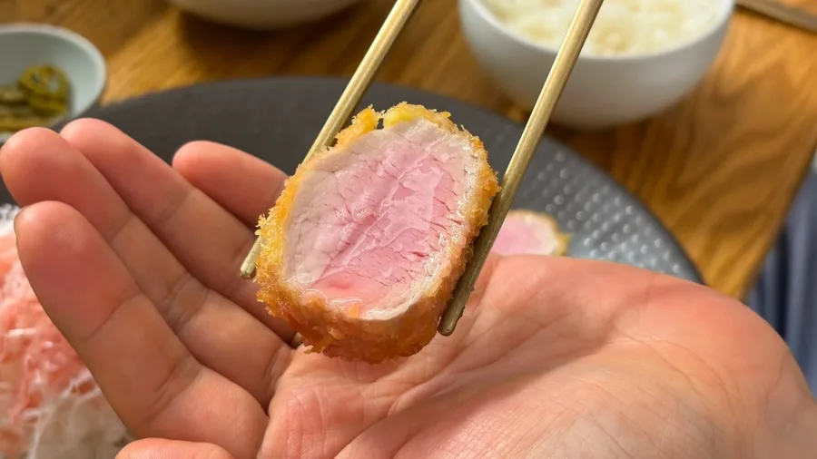 箸で持ち上げた厚切りヒレかつ
