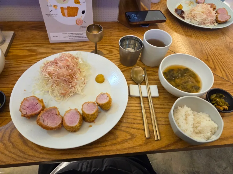 チェガングム・トンカツ — カツとご飯、汁物の食卓