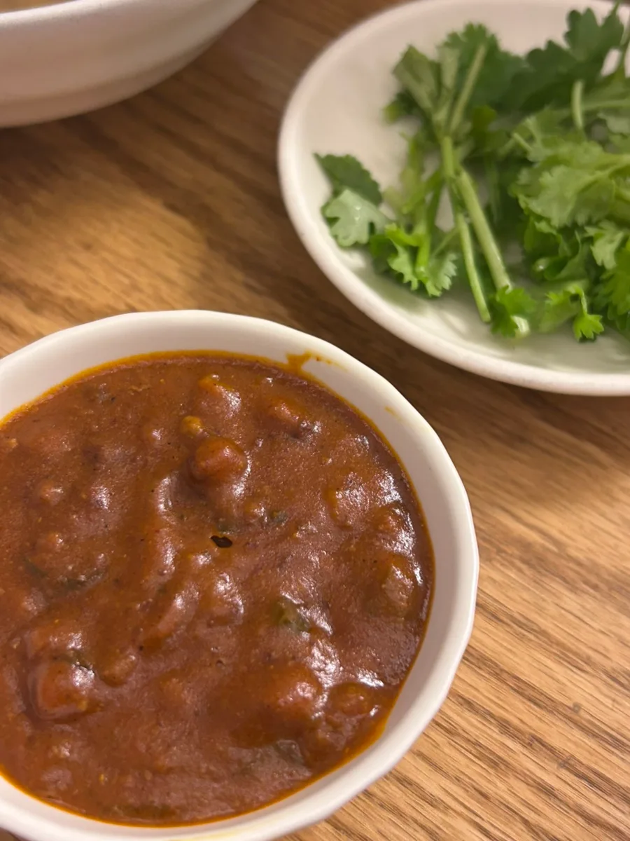 パクチーを添えたドライカレー