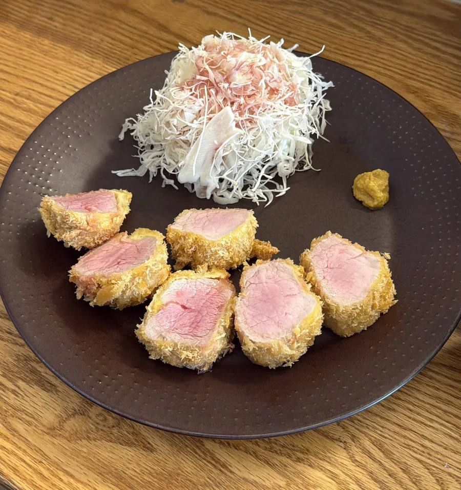 チェガングム・トンカツ — 丸く切ったヒレかつとキャベツ