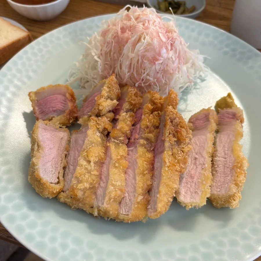 チェガングム・トンカツ — 断面がほんのり赤い厚切りのロースかつ