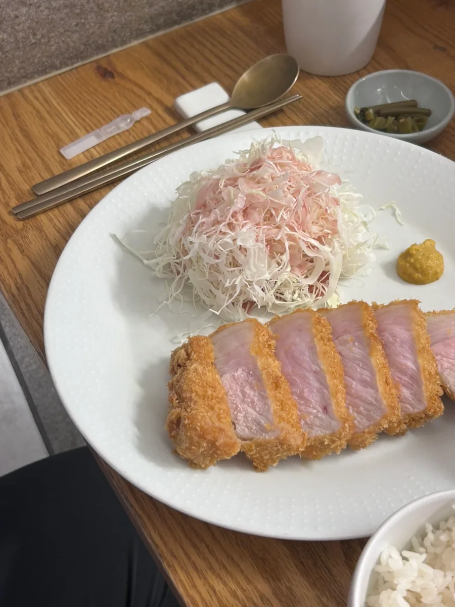 キャベツと漬物を添えたロースかつ