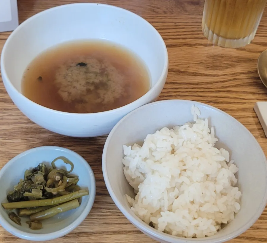 ご飯とシレギの味噌汁、漬物