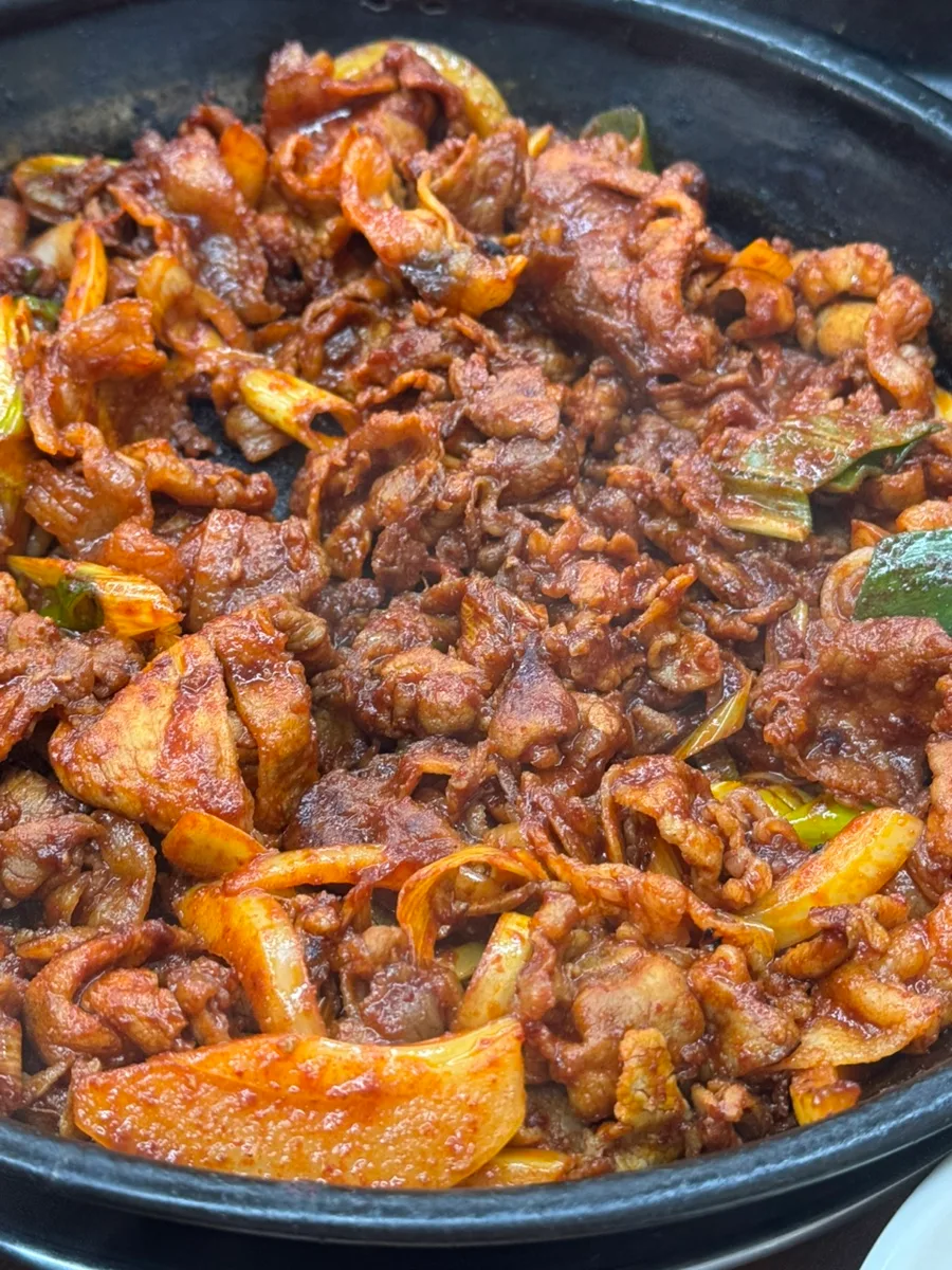 草梁プルベッ — 赤いたれをまとった豚肉と玉ねぎ