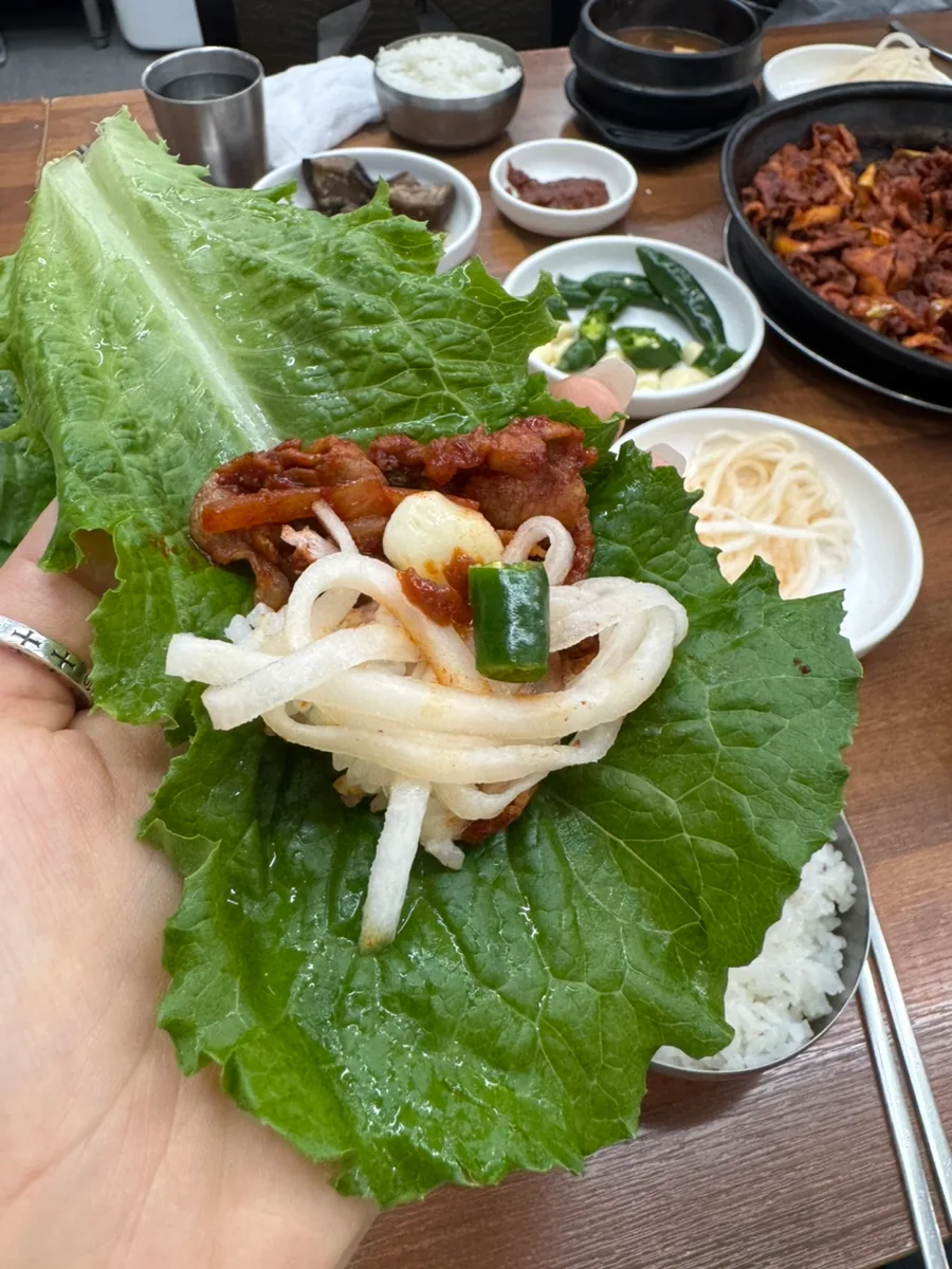葉野菜にのせた豚肉と大根の和え物